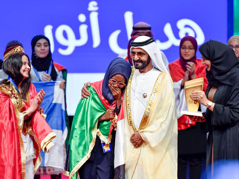 الشيخ محمد بن راشد يتوج بطلة "تحدي القراءة العربي" في لحظة مؤثرة تشعل مواقع التواصل